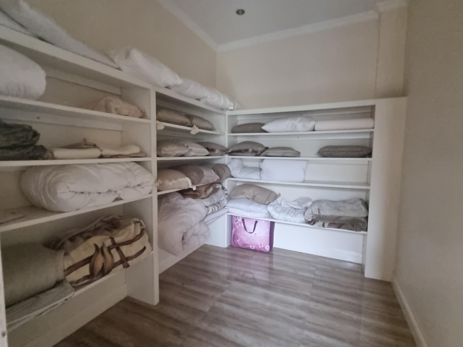 To Let 8 Bedroom Property for Rent in Xanadu North West